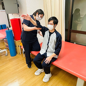 座位での上肢訓練